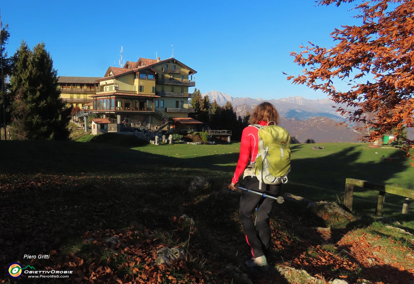 49 Ci abbassiamo al pianoro del Rifugio-Ristorante Monte Poieto.JPG